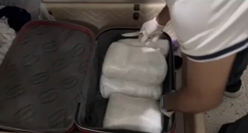 Gaziantep'te gerçekleştirilen bir narkotik operasyonunda, evdeki bavullara gizlenmiş toplamda 7