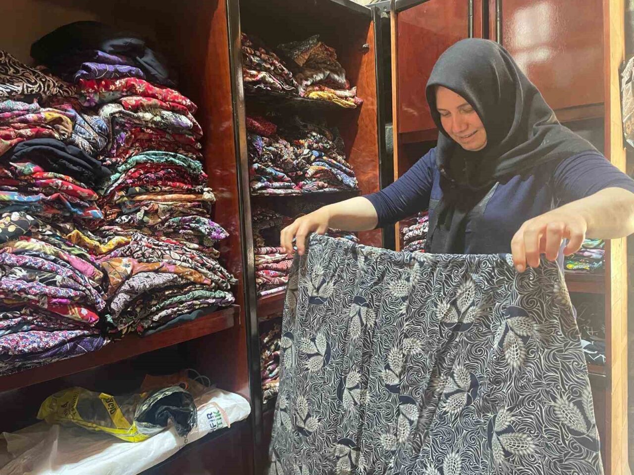 Cumalıkızık'ta yaşayan 40 yaşındaki Nagehan Sezer, terzilik yeteneğiyle kendi diktiği