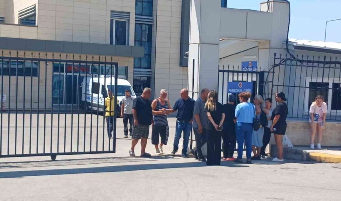 Antalya'da husumetli gençler arasında başlayan telefon tartışması kavgaya dönüştü. Emir