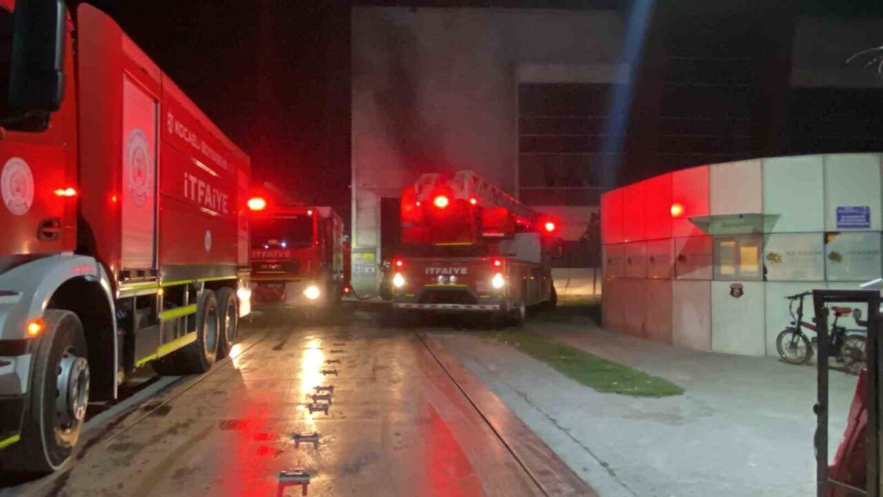 Kocaeli'nin Kartepe ilçesindeki geri dönüşüm fabrikasında çıkan yangın, itfaiye ekiplerinin