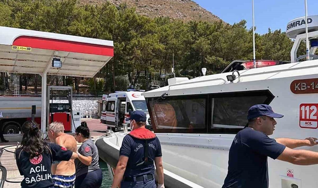 Muğla'nın Marmaris ilçesinde gezi teknesinde rahatsızlanan bir yolcu, yapılan yardım