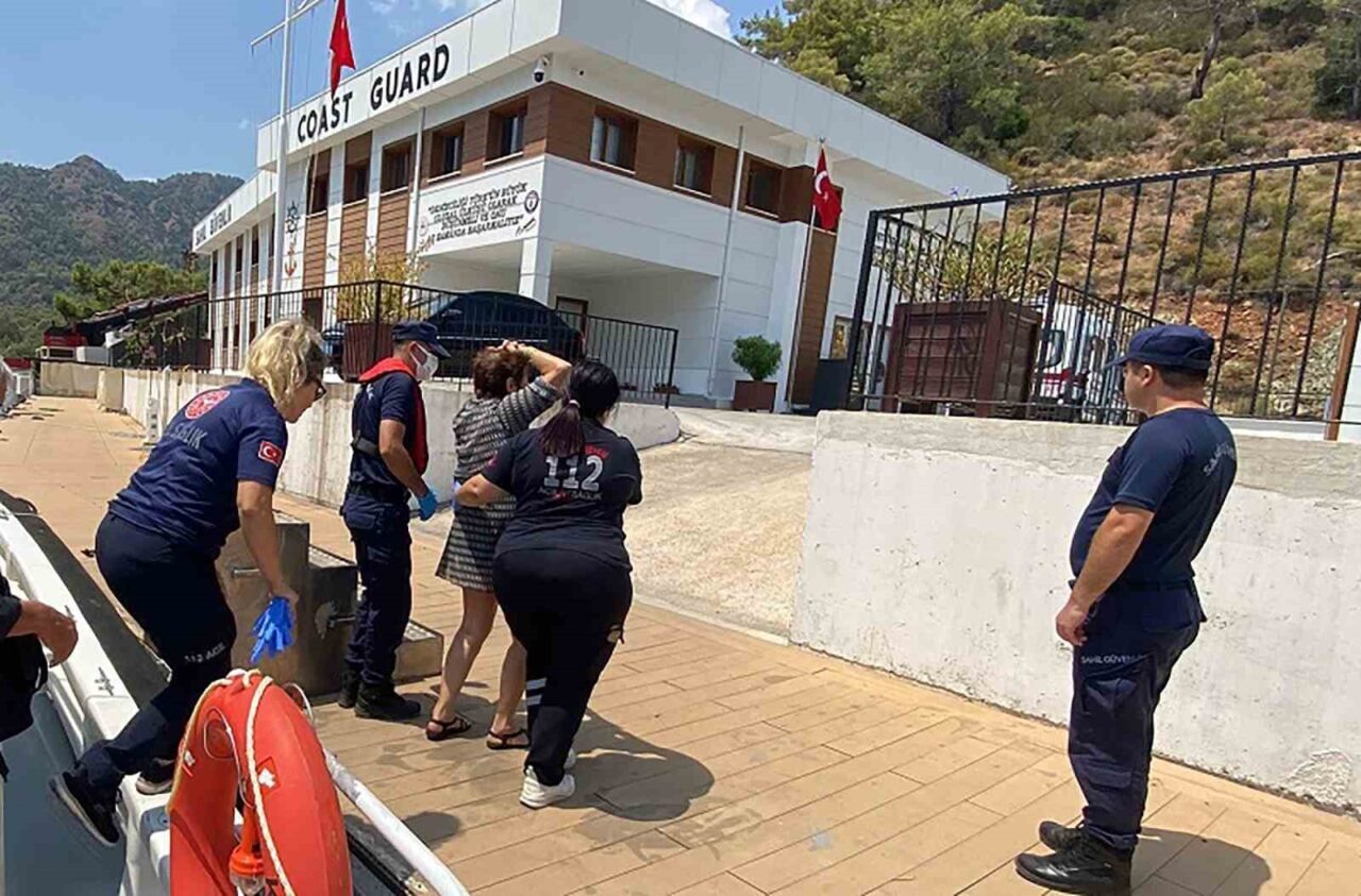 Muğla'nın Fethiye açıklarında bir gezi teknesinde yaralanan bir vatandaş, Sahil