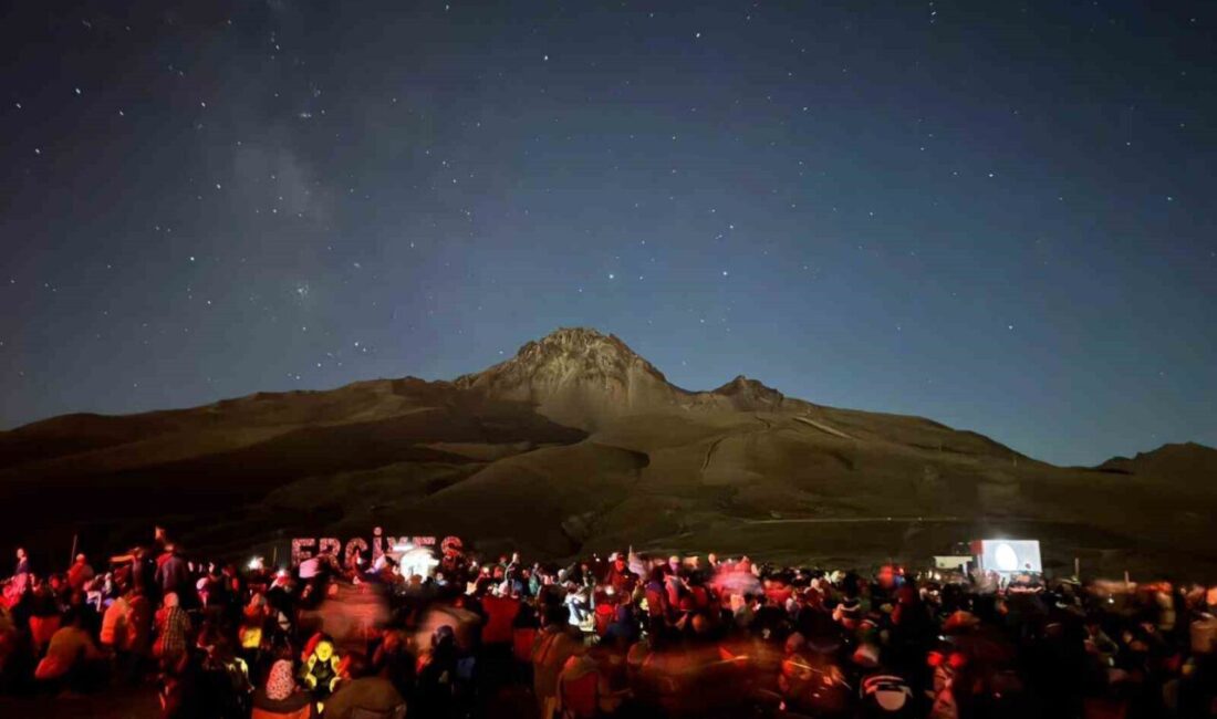 Erciyes Kayak Merkezi'nde düzenlenen Perseid meteor yağmuru etkinliğine katılan yaklaşık