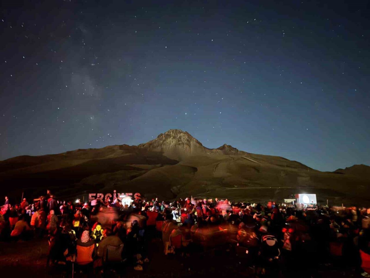 Erciyes Kayak Merkezi'nde düzenlenen Perseid meteor yağmuru etkinliğine katılan yaklaşık
