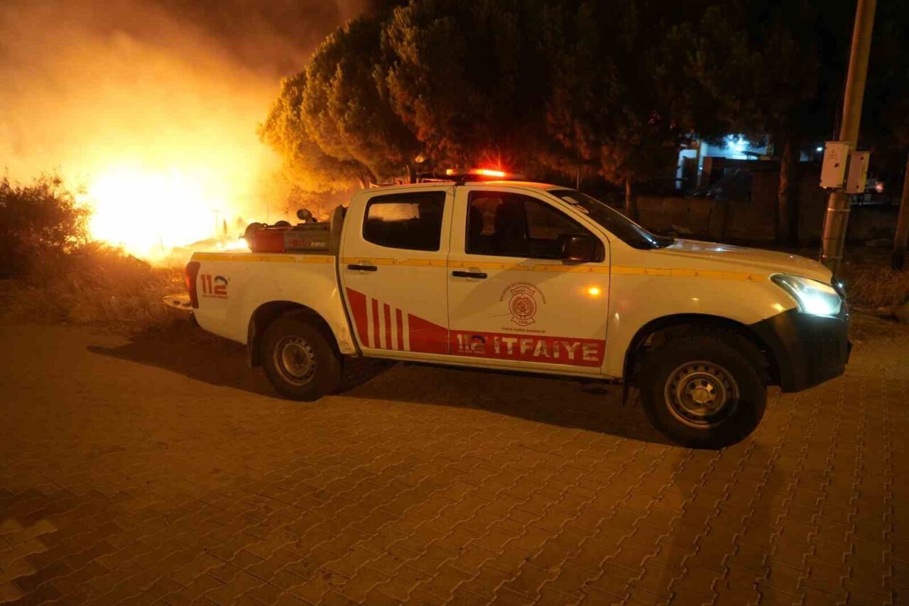 Balıkesir’in Gömeç ilçesinde Karaağaç Mahallesi'nde gece meydana gelen yangın, rüzgarın