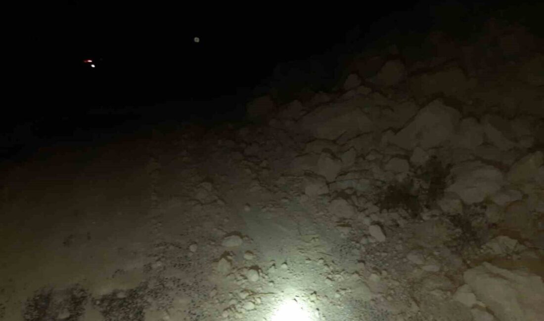 Manisa'nın Gördes ile Demirci arasındaki yolda gece saatlerinde toprak kayması