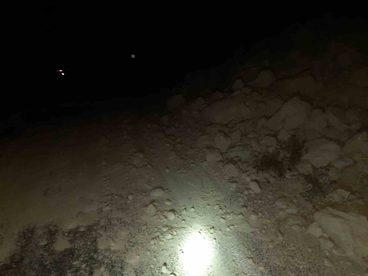 Manisa'nın Gördes ilçesi ile Demirci arasındaki yolda meydana gelen toprak