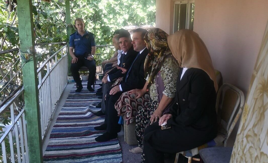 Bilecik İnhisar'da yeni göreve başlayan Kaymakam Mücahit Ünal, ilk resmi