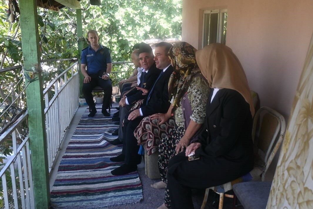 Bilecik İnhisar'da yeni göreve başlayan Kaymakam Mücahit Ünal, ilk resmi