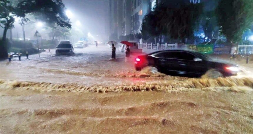 Güney Kore'de etkili olan yoğun yağışlar sel ve toprak kaymalarına