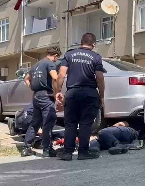 İstanbul Arnavutköy'de park halindeki otomobilin motoruna giren yavru kedi, itfaiye