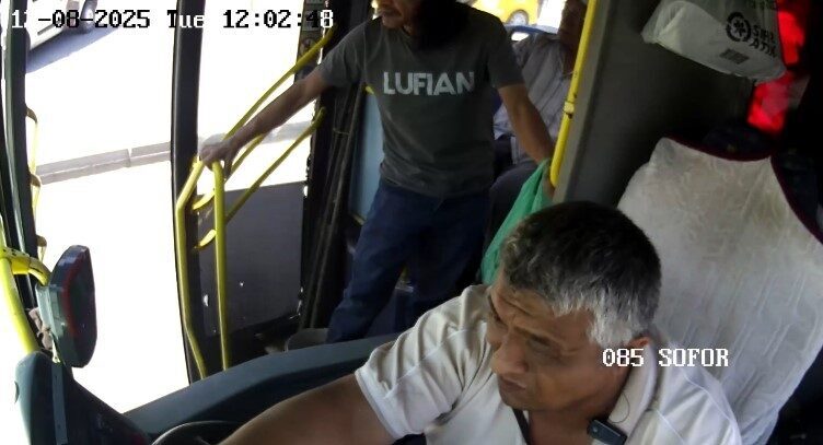Kayseri'de özel halk otobüsü şoförü Turgut Toprak, bayılan bir kadını
