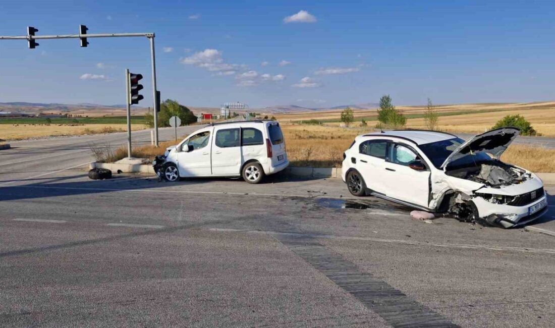 Çorum'un Alaca ilçesinde hafif ticari araç ile otomobilin çarpışması sonucu
