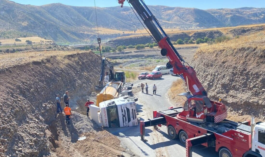 Adıyaman'da hafriyat yüklü kamyon, sürücüsü F.D.'nin direksiyon hakimiyetini kaybetmesi sonucu