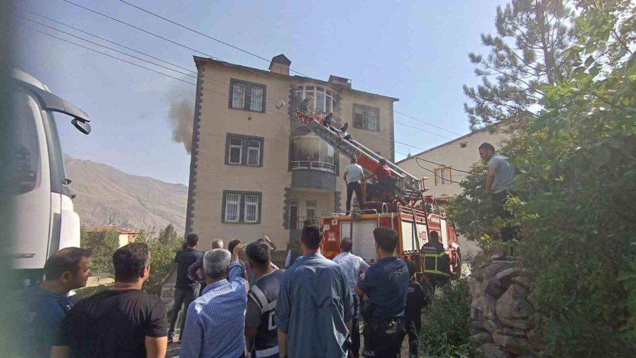 Hakkari'nin Medrese Mahallesi'nde Lokman Kıskan'a ait dairede meydana gelen yangın,