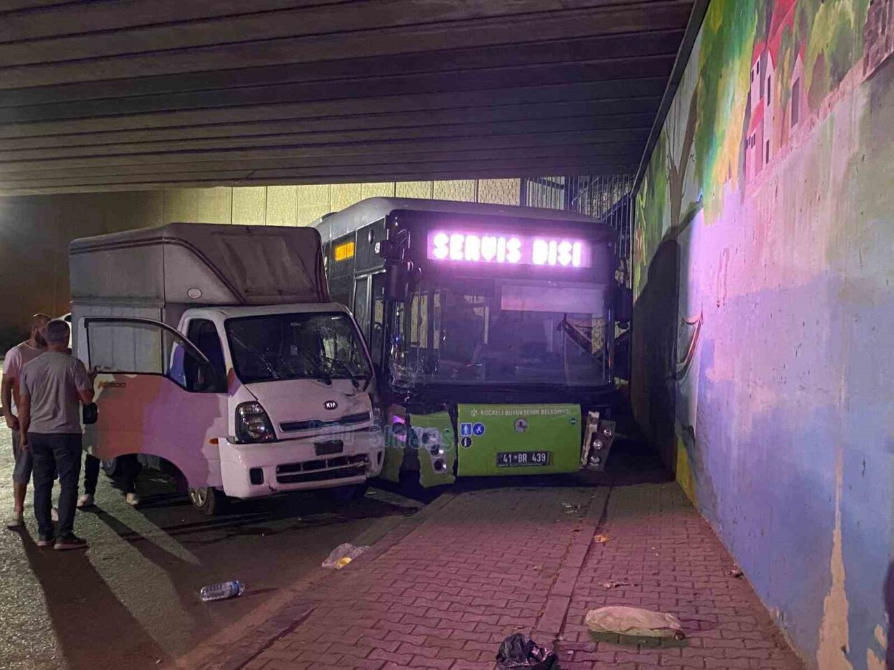 Kocaeli'nin Körfez ilçesinde alt geçitte servis dışı halk otobüsü ile
