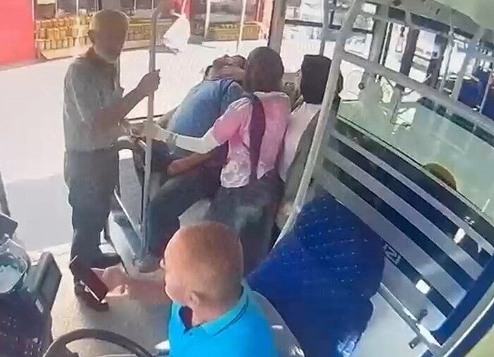 Tokat’ta halk otobüsünde aniden fenalaşan bir yolcuya, otobüs şoförünün hızlı