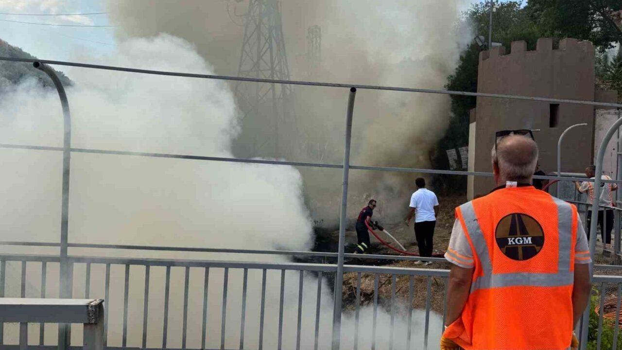 Bilecik'te Hamsu köprüsünün yıkım çalışmaları sırasında kaynak işlemi sonucu çıkan