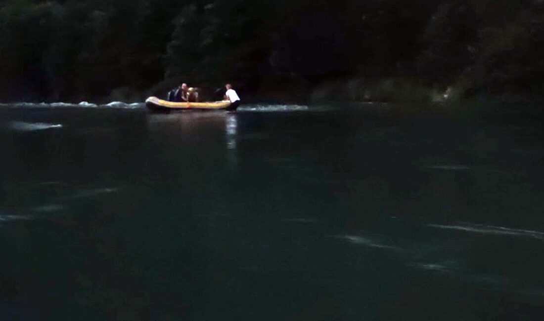Giresun'un Tirebolu ilçesinde Harşit Çayı'nda balık avlayan Arif Çiftçi ve