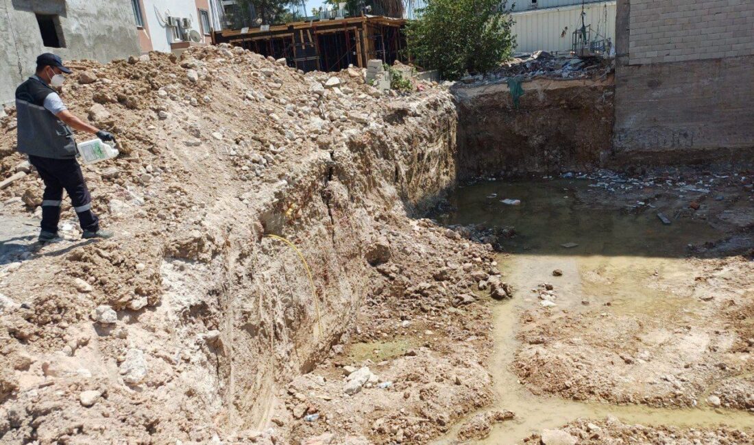 Adıyaman Belediyesi Park ve Bahçeler Müdürlüğü’nün ilaçlama ekipleri, yaz sıcakları
