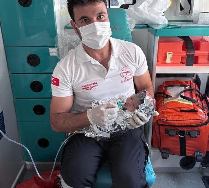 Şanlıurfa'nın Haliliye ilçesinde hamile bir kadın, hastaneye sevk edilirken ambulansta