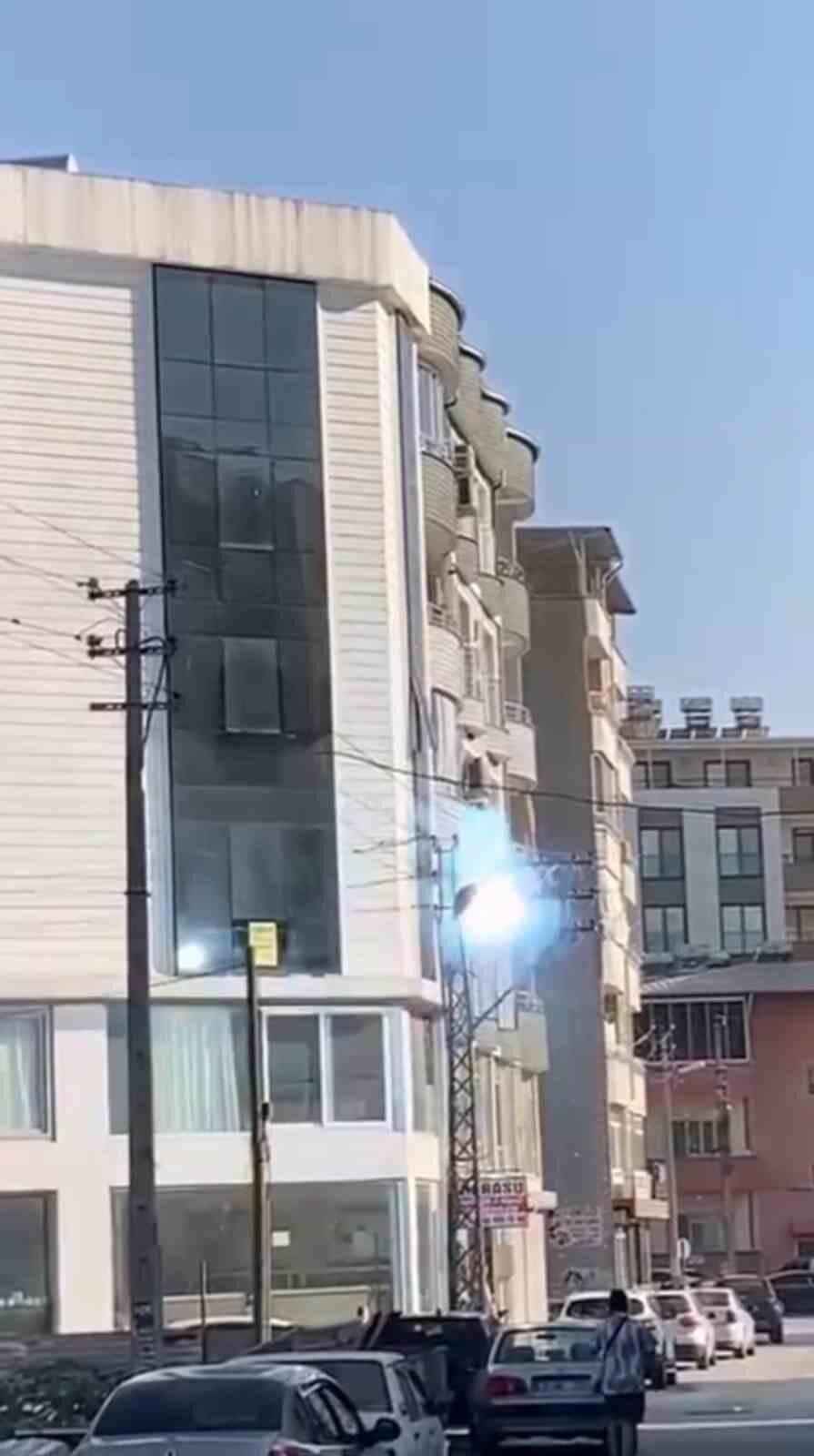 Hatay’ın Numuneevler Mahallesi'nde aşırı sıcaklık ve yüksek enerji yüklenmesi nedeniyle