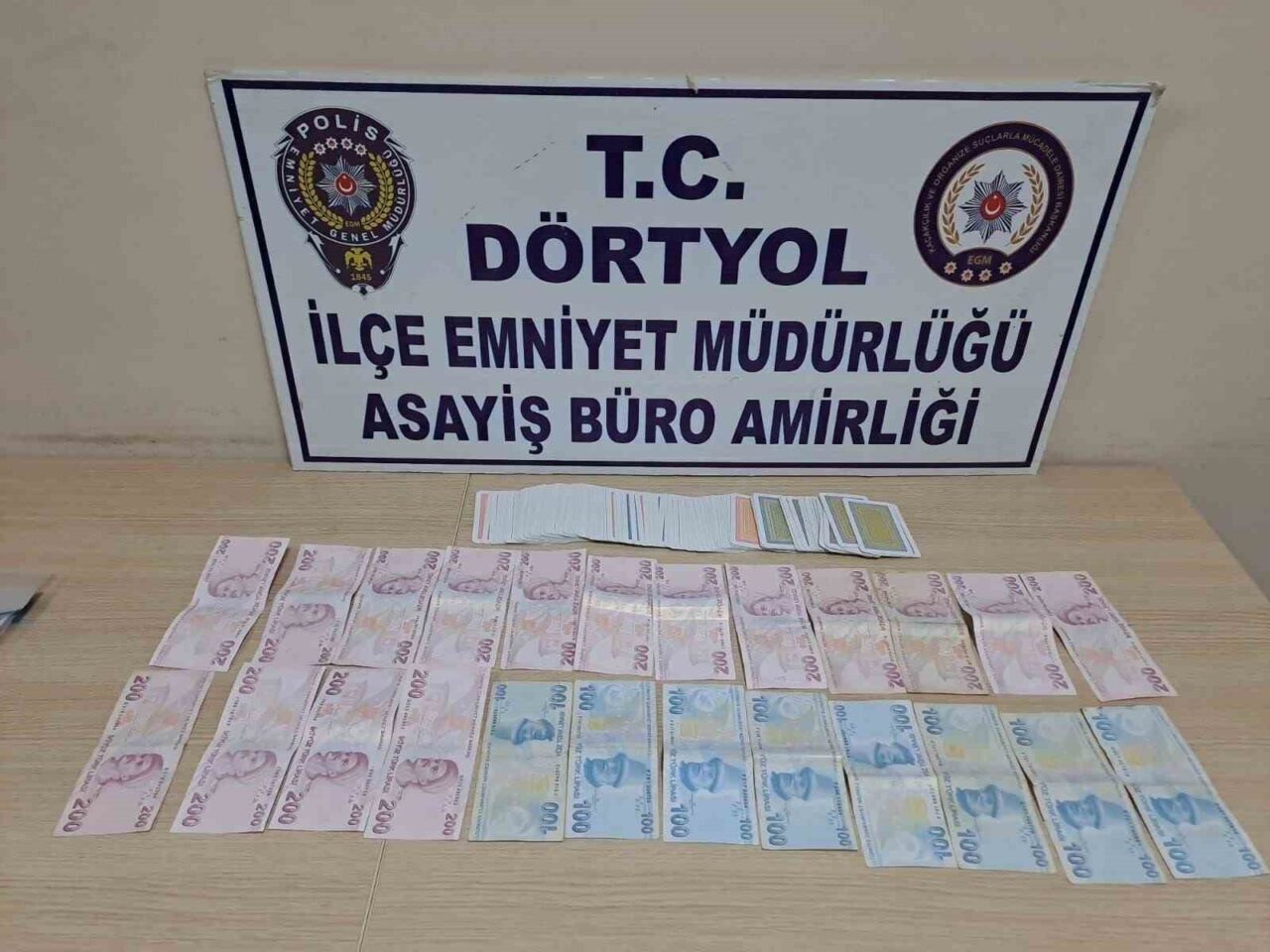 Hatay'ın Dörtyol ilçesinde yapılan kumar operasyonunda, 8 kişiye toplam 73