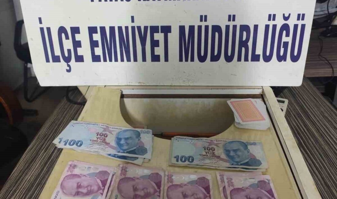 Hatay’ın Payas ilçesinde yapılan baskında, kumar oynayan 4 kişi yakalandı.
