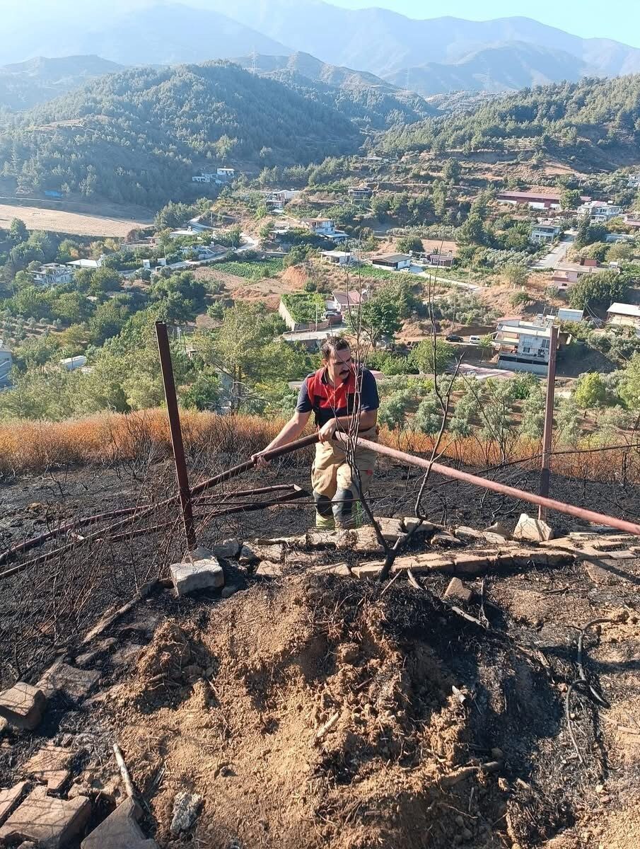 Hatay'ın Antakya ilçesinde Kisecik Mahallesi'nde ormanlık alanda çıkan yangın, vatandaşların