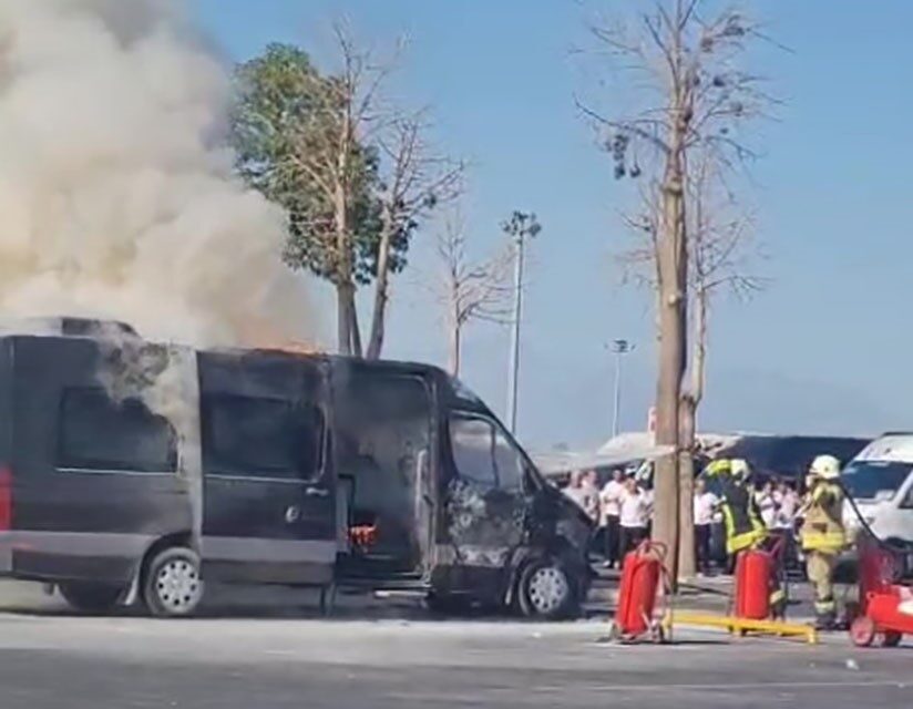 Antalya Havalimanı T2 Terminali otoparkında park eden 07 MED 73