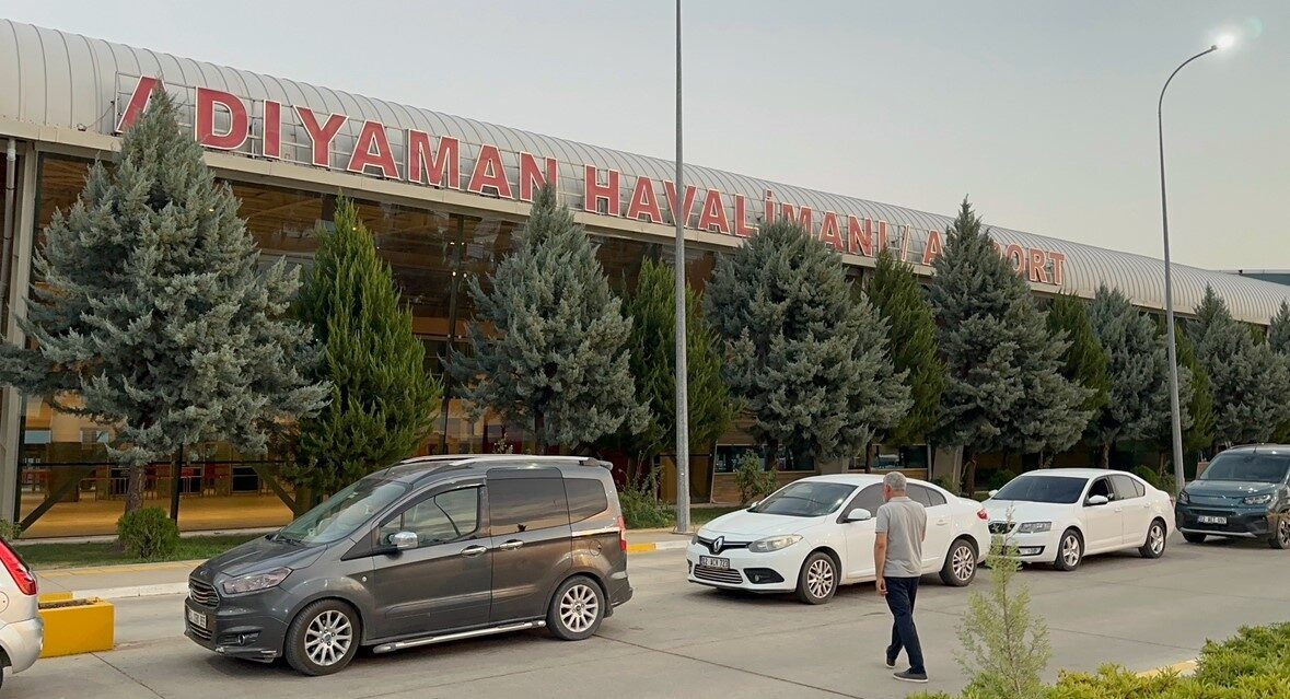 Adıyaman Havalimanı'nda, husumetli olduğu kişiye bir saldırı düzenlendi. Saldırgan, terminaldeki