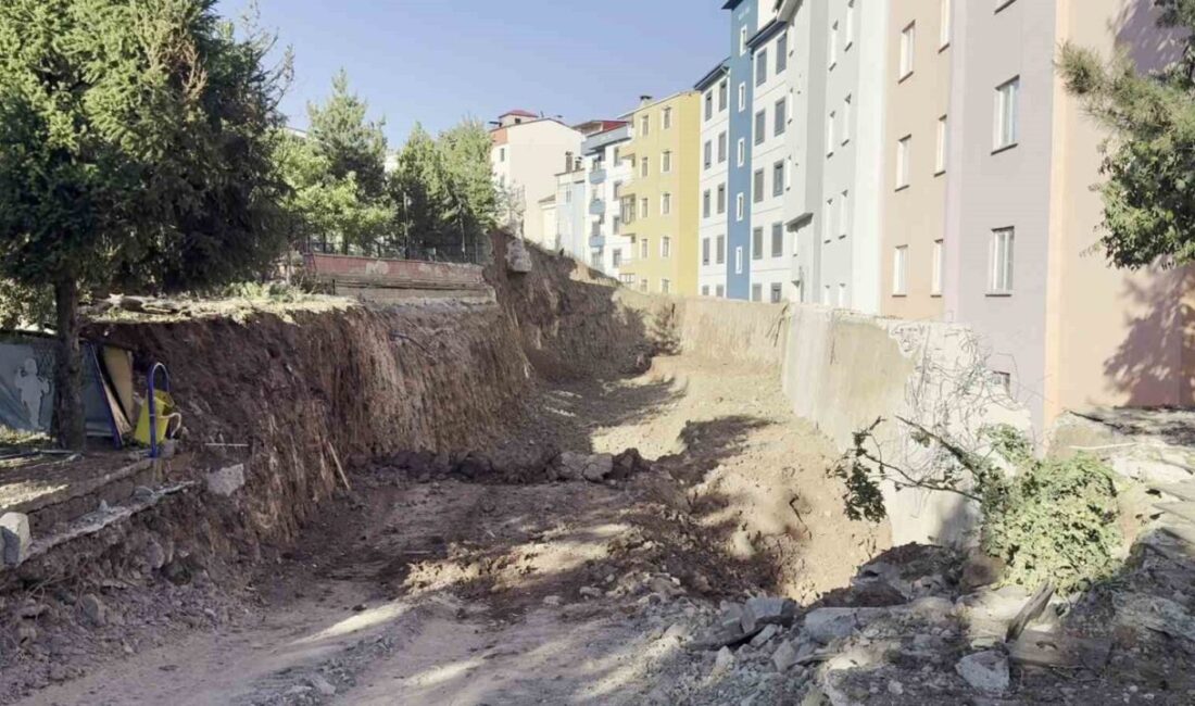 Erzurum'un İspir ilçesinde meydana gelen heyelan nedeniyle 70 konut boşaltıldı.