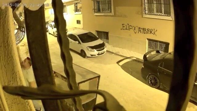 Elazığ’ın Kültür Mahallesi'nde bir şahıs, hırsızlık için tırmandığı binanın demir