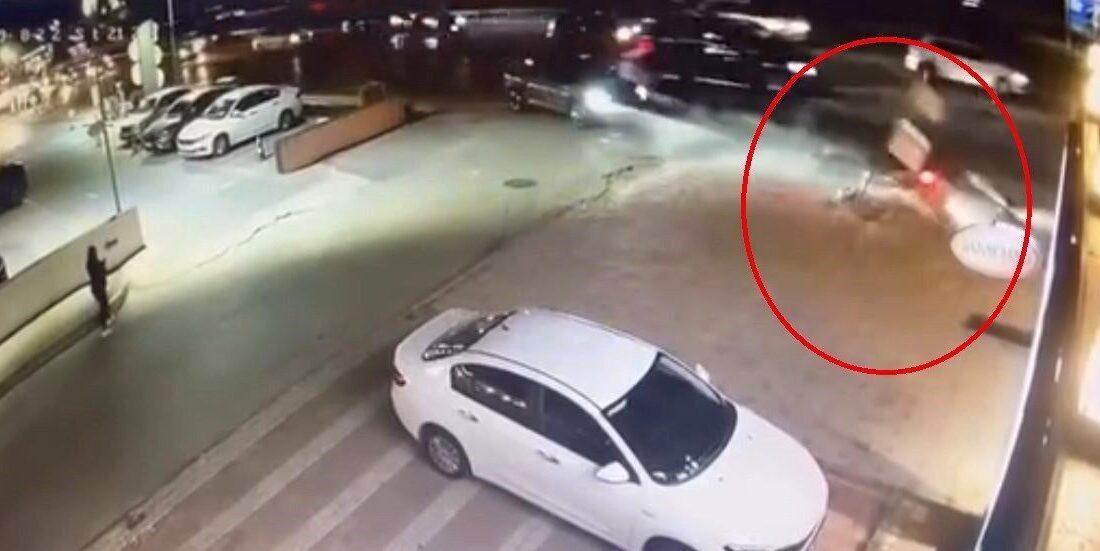 Bursa'nın Nilüfer ilçesinde, dönüş yapan bir aracı göremeyen motosiklet sürücüsü