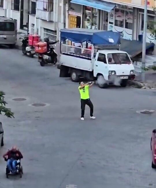 Esenyurt'ta düşmanlarına pompalı tüfekle saldıran bir kişi, olay yerinde ölü