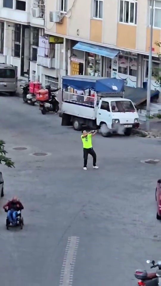Esenyurt'ta düşmanlarına pompalı tüfekle saldıran bir kişi, olay yerinde ölü