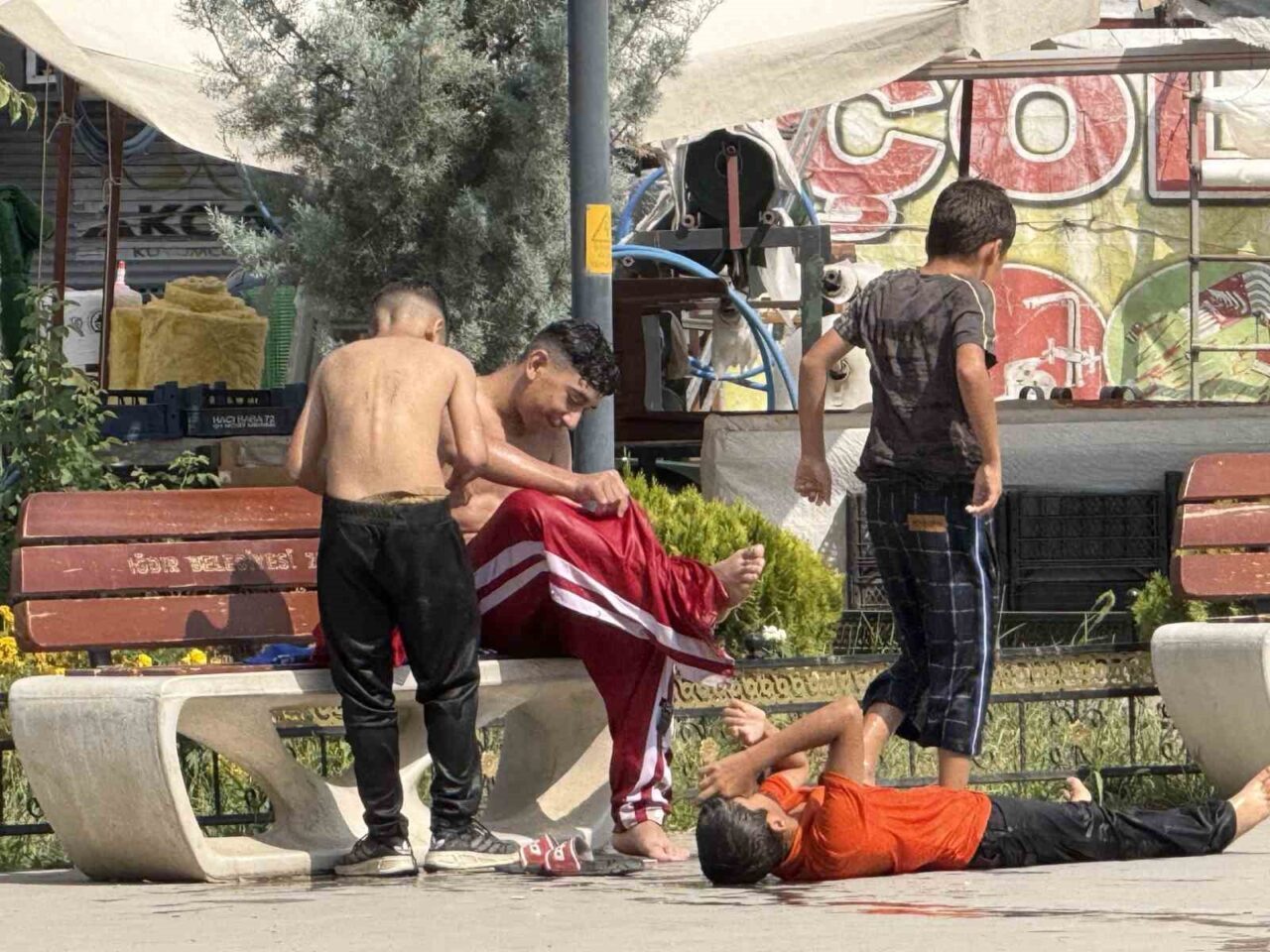 Iğdır'da hava sıcaklığının 40 dereceyi bulması sonucu çocuklar, tehlikeli bir