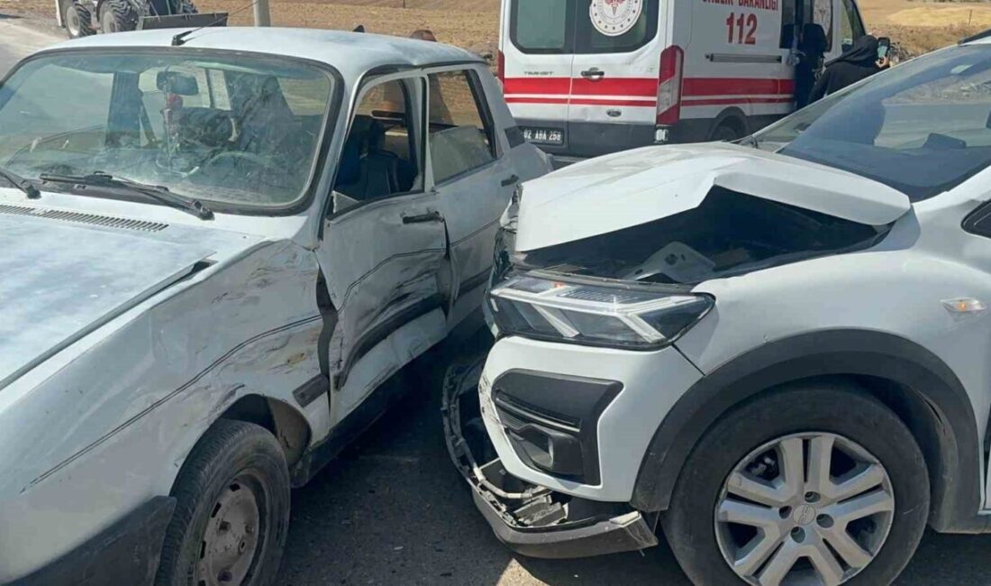 Adıyaman'da Alitaşı Mahallesi'nde iki otomobilin çarpışması sonucu 5 kişi yaralandı.