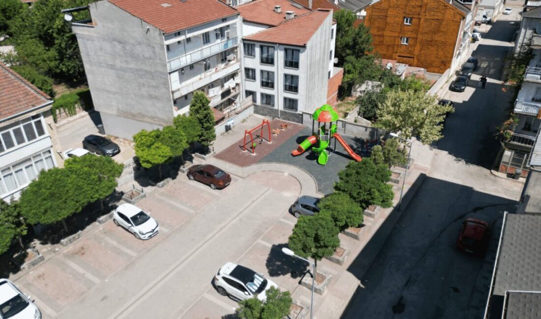 İnegöl Belediyesi, Osmaniye Mahallesi'nde Karlıova Sokak'taki eski çocuk oyun alanını