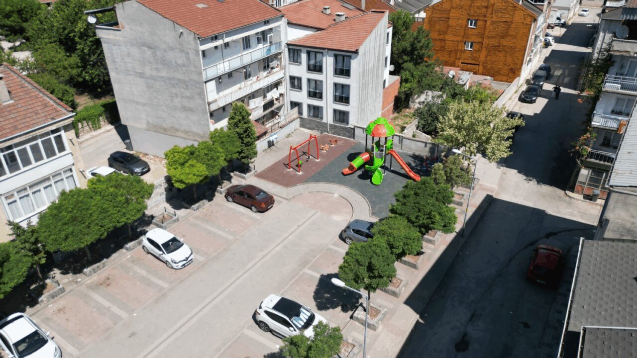 İnegöl Belediyesi, Osmaniye Mahallesi'nde Karlıova Sokak'taki eski çocuk oyun alanını