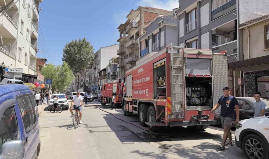 Bursa'nın İnegöl ilçesinde, yıkım aşamasındaki 6 katlı binanın bahçesinde yangın