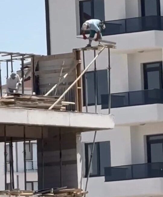 Elazığ'ın Çaydaçıra Mahallesi'nde, inşaatta çalışan işçilerin son katını güvenlik önlemi