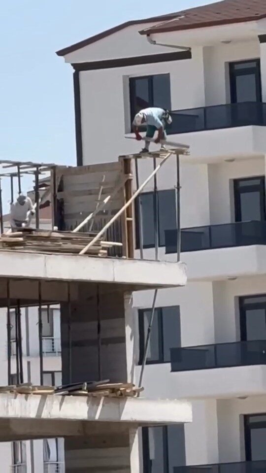 Elazığ'ın Çaydaçıra Mahallesi'nde, inşaatta çalışan işçilerin son katını güvenlik önlemi
