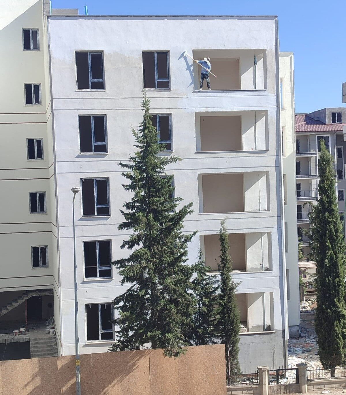 Adıyaman merkezdeki bir apartmanda, iş güvenliği kurallarına uymadan dış cephe