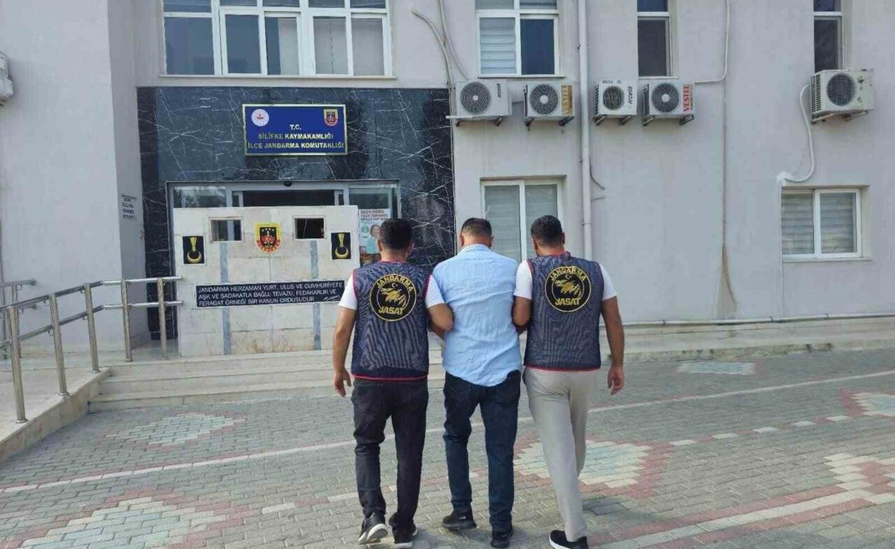 Mersin'in Silifke ilçesinde, dolandırıcılık suçundan İnterpol tarafından kırmızı bültenle aranan