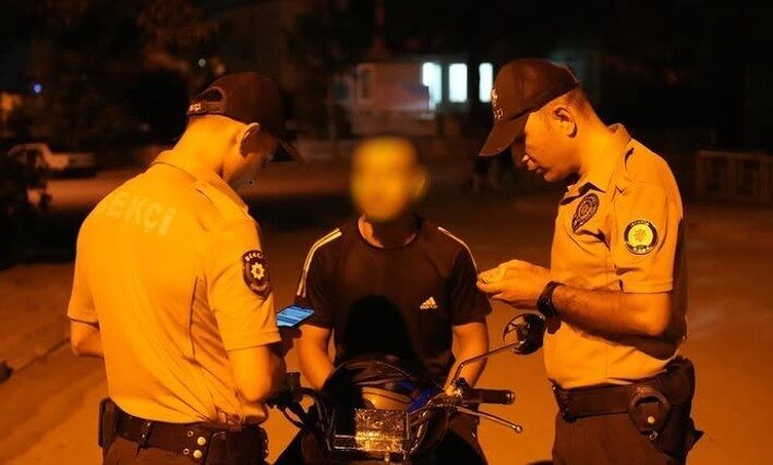 Isparta İl Emniyet Müdürlüğü, gece saatlerinde 10 noktada denetim gerçekleştirdi.