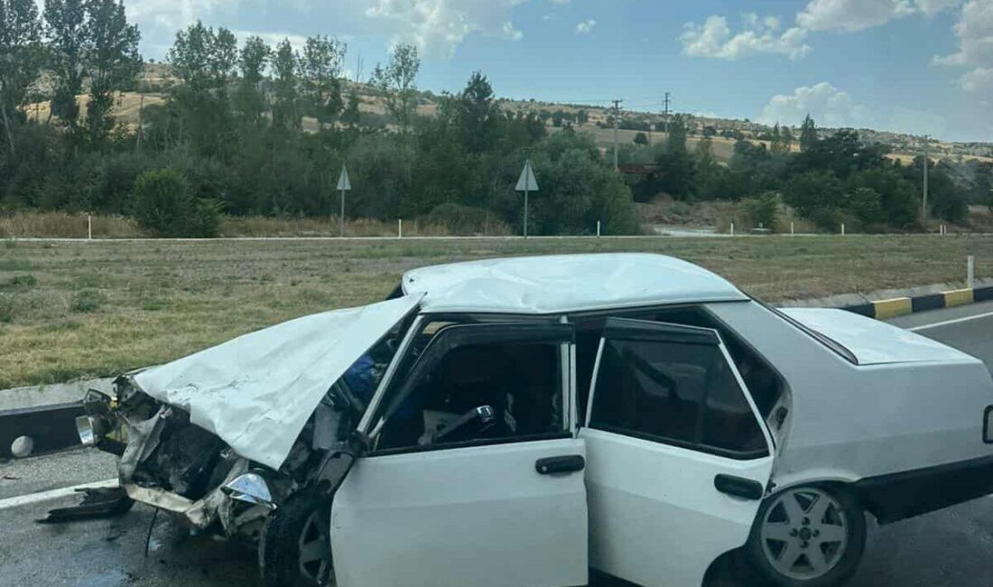 Isparta'nın Şarkikaraağaç ilçesinde iki aracın çarpışması sonucu 7 kişi yaralandı.