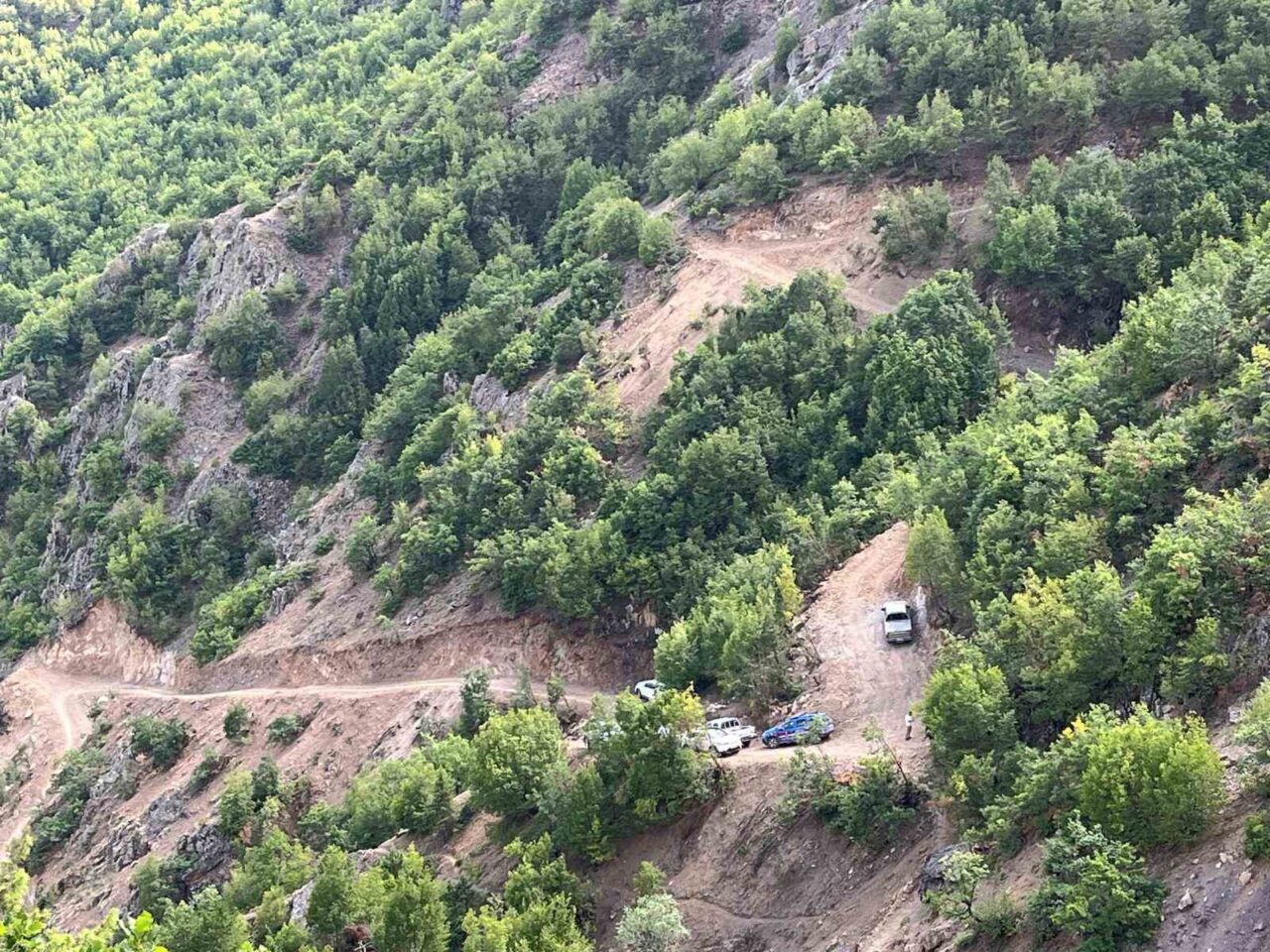 Erzurum'un İspir ilçesi Karakale Mahallesi'nde çıkan bitki örtüsü yangını hızla