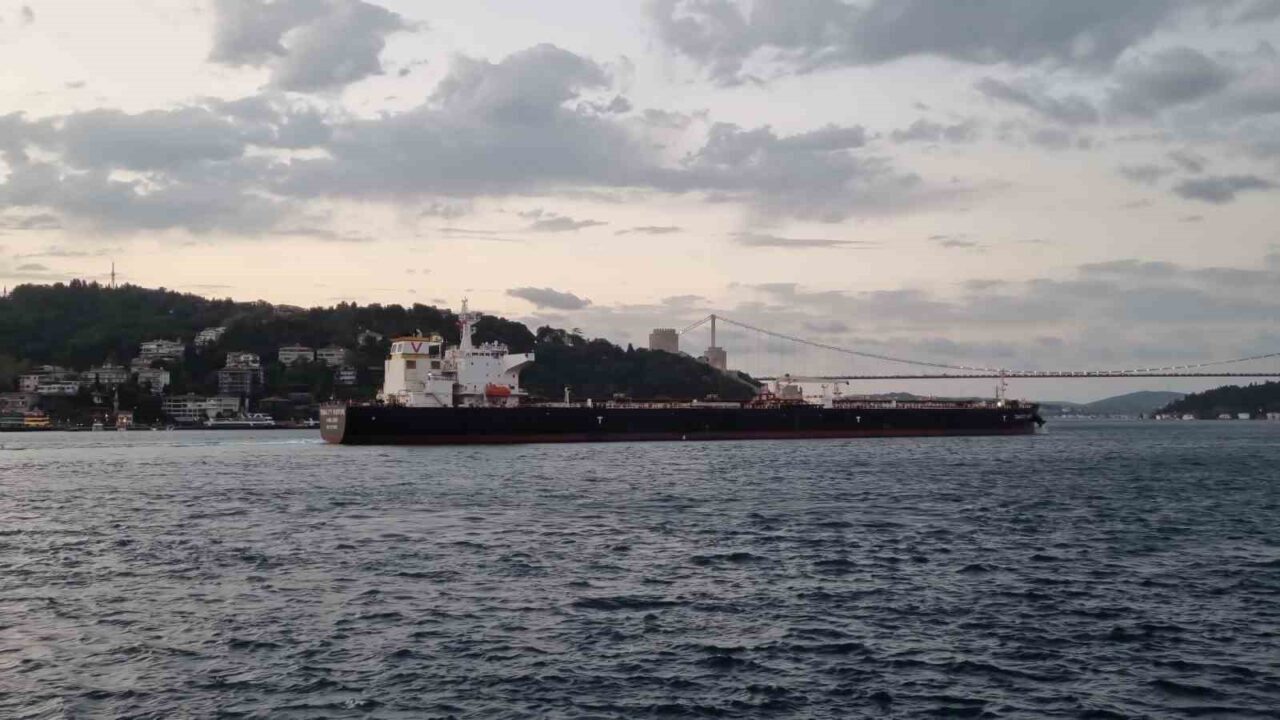 İstanbul Boğazı, Hong Kong bayraklı 247 metrelik Tenacıty Venture tankerinin