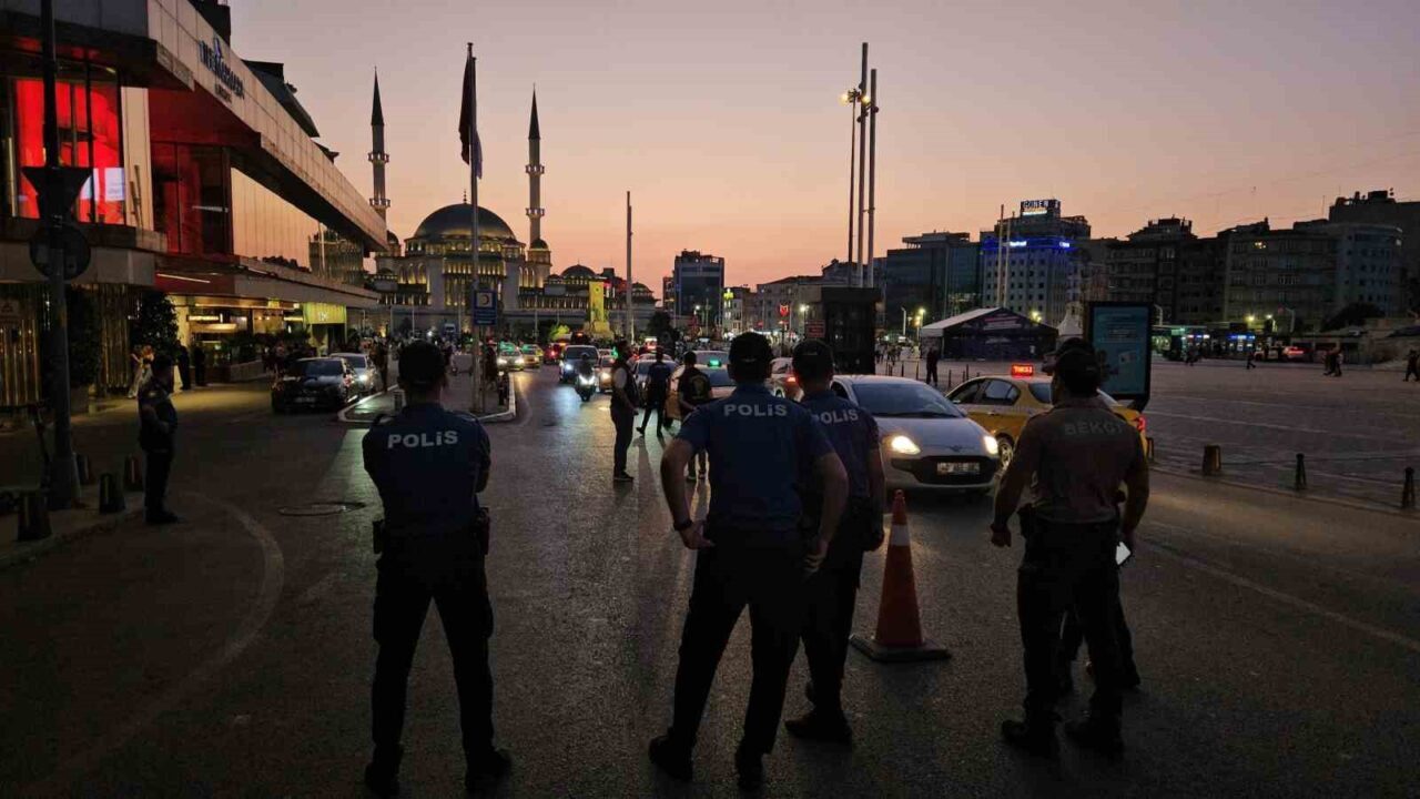 İstanbul Emniyet Müdürlüğü, 'Huzur İstanbul' uygulaması kapsamında il genelinde akşam